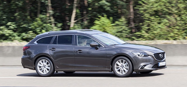 https://carzar.cdn.prismic.io/carzar/9c53c0264784bcd73bff89b68d557cd412f2cd23_mazda-6-wagon-moose-test.jpg